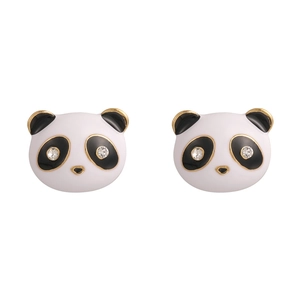 Dettaglio macro di orecchini a forma di panda con smalto bianco e nero e occhi brillanti