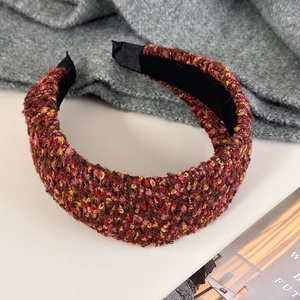 Detail van een meerkleurige tweed brede haarband met chique textuur en antislipvoering