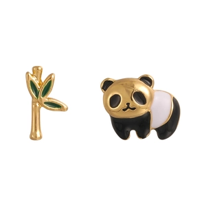 Orecchini asimmetrici a lobo con panda e bambù in smalto dorato per uno stile cinese unico