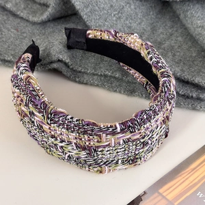 Detailopname van elegante paars-groene tweed haarband met hoogwaardige geweven textuur
