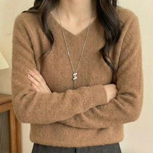 Collier spirale argenté réglable associé à un pull en mohair marron avec col en V élégant