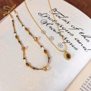 Collier ras du cou double épaisseur en œil de tigre avec pendentif doré de style vintage