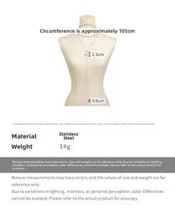Détails d'un long collier à pompons en acier inoxydable avec ses dimensions précises