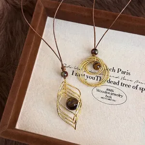 Collier pendentif en pierre oeil de tigre doré style Maillard avec cordon en cuir marron