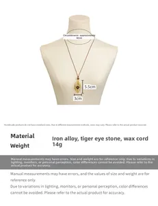Vue détaillée du collier long en cordon marron avec pendentif feuille et œil de tigre