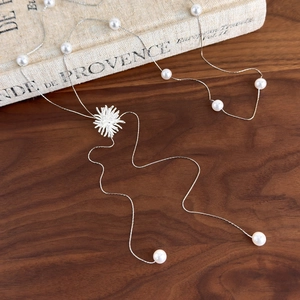 Long collier en Y argenté avec perles blanches et pendentif feu d'artifice élégant