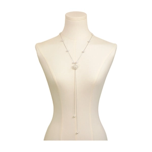 Élégant collier flocon argenté avec perles blanches et longue chaîne à pompons sur mannequin