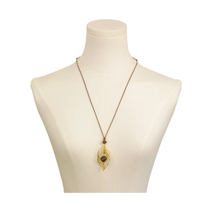 Détail du long collier avec pendentif feuille dorée et perle oeil de tigre marron