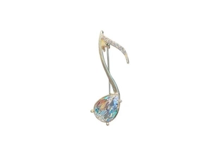 Détail d'une broche note de musique en métal argenté et zircon aux reflets arc-en-ciel