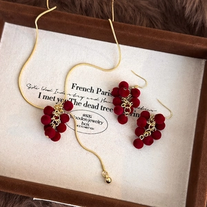 Elegantes Set aus weinroter beflockter Traubenkette und Ohrringen mit Goldkette