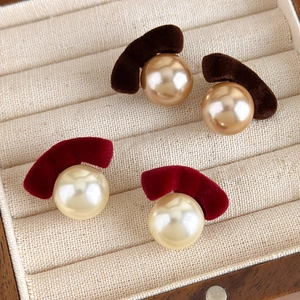 Retro velvet bow earrings with pearls in deep red and brown colors for autumn and winter
