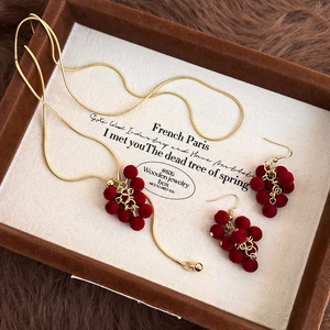 Retro-Schmuckset mit weinroten Samt-Trauben, goldener Schlangenkette und passenden Ohrringen