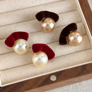 Elegant velvet bow earrings with pearls in deep red and chocolate brown for autumn winter