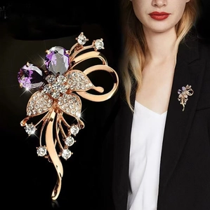 Détail de la broche fleur en or rose de luxe avec cristaux violets sur revers noir