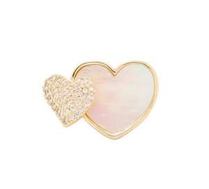 Détail macro de la broche double cœur dorée avec nacre et cristaux pavés