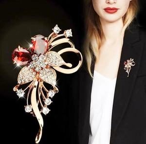 Broche fleur de luxe avec cristaux rouges et franges en diamant sur blazer noir