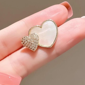 Élégante broche cœur plaqué or avec nacre blanche et pierres de zircone