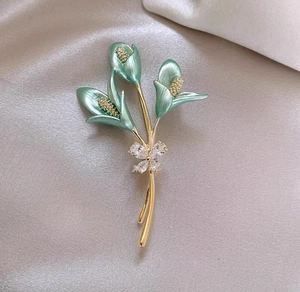 Broche élégante lys et papillon en émail vert avec cristaux pour costume femme
