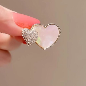 Broche double cœur dorée élégante avec finition nacre et cristaux étincelants