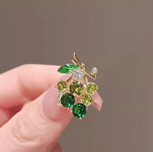 Exquisite mini grape brooch with green rhinestones and golden leaf for women's suits