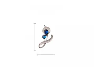 Vue détaillée de la broche calla avec cristaux bleus et zircon, taille 5,9cm x 2,5cm