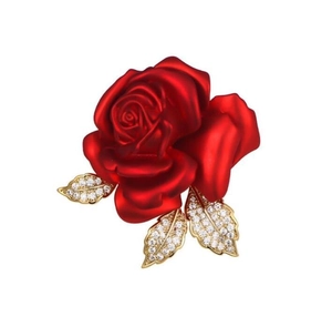 Vue détaillée d'une broche rose rouge avec pétales mats et feuilles dorées serties de cristaux
