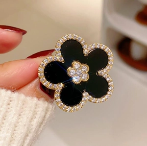 Vintage Alloy Five Petal Flower Brooch For Women Elegant Black Red Rhinestone Enamel Style Suit Jacket Lapel Pin Jewelry