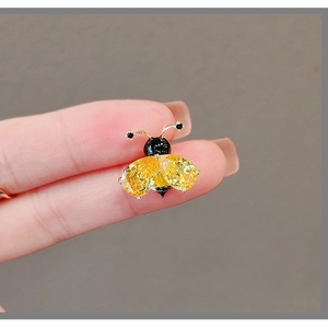 Broche abeille élégante avec ailes en cristal jaune et émail noir sur base dorée