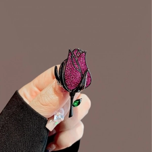 Broche rosa vintage con pétalos de circón rojo y hoja de cristal verde en estilo oro negro