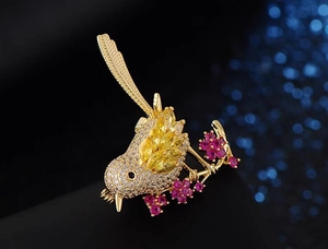 Dettaglio macro della spilla uccello con zirconi scintillanti e fiori viola