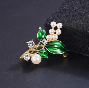 Spilla elegante a foglia con smalto verde e perle bianche su base in lega dorata