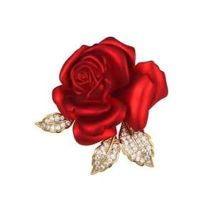 Élégante broche rose rouge avec pétales veloutés et feuilles dorées serties de zircons