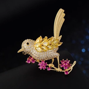 Squisita spilla gazza in stile cinese con cristalli scintillanti e ramo di fiori rosa