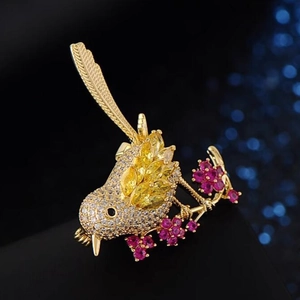 Elegante spilla a forma di gazza in oro con diamanti scintillanti e gemme colorate