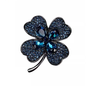 Élégante broche trèfle à quatre feuilles avec cristaux bleu marine et base en alliage noir