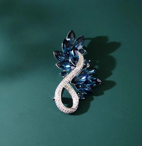 Détail macro de la broche de luxe avec cristaux bleu foncé et diamants blancs scintillants