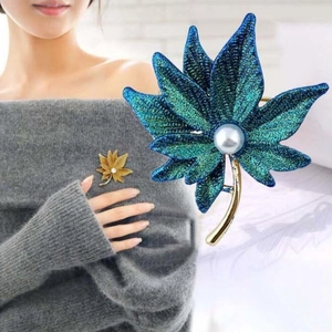 Elegant Maple Leaf Brooch With Imitation Artificial Pearl Alloy Metal Pins Gold Blue Gradient Brooches For Women Fashion Clothing Accessories