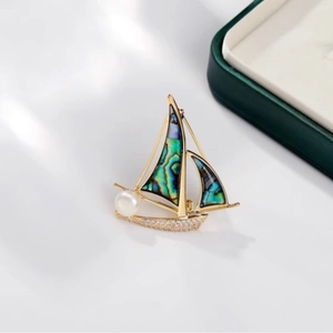 Broche voilier dorée avec nacre d'abalone colorée, perle blanche et accents de zircon