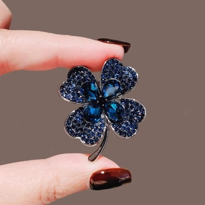 Broche trèfle à quatre feuilles en cristal bleu foncé élégant avec des strass fins
