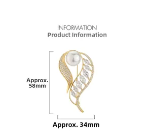 Détail de la broche feuille dorée avec perle et zircon montrant la taille 58mm sur 34mm