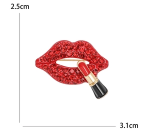 Dettaglio di una spilla a forma di labbra con strass rossi e rossetto, misura 3,1x2,5 cm