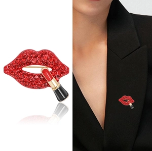 Spilla creativa a forma di labbra rosse e rossetto in lega dorata con strass rossi