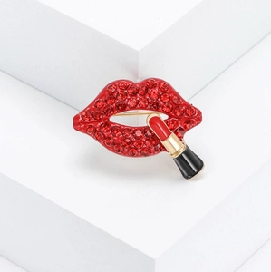 Spilla creativa a labbra rosse e rossetto in smalto con strass su sfondo bianco