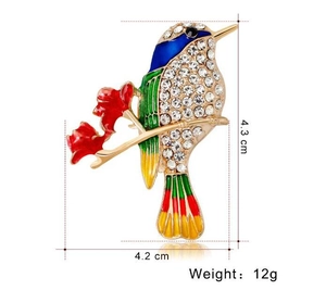 Dimensions détaillées de la broche colibri en cristal de 4,3 cm de haut et 4,2 cm de large