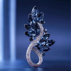 Broche luxueuse en forme de plume avec cristaux bleu foncé et strass pavés brillants
