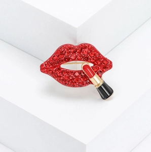 Spilla con labbra rosse e rossetto con strass scintillanti in un design elegante e chic