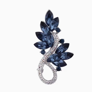 Broche de luxe en cristal bleu marine avec pierres marquise et diamants étincelants