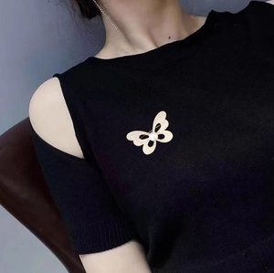 Élégante broche papillon dorée avec cristaux pavés et détail perle blanche
