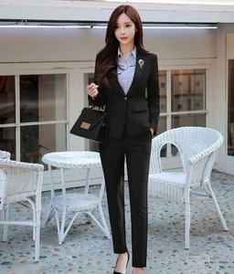Gros plan détaillé d'une broche plume dorée sur le revers d'un blazer noir chic