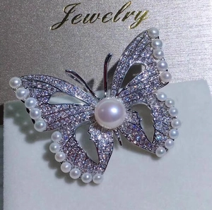 Broche papillon argentée étincelante avec perles blanches élégantes et cristaux de zircon